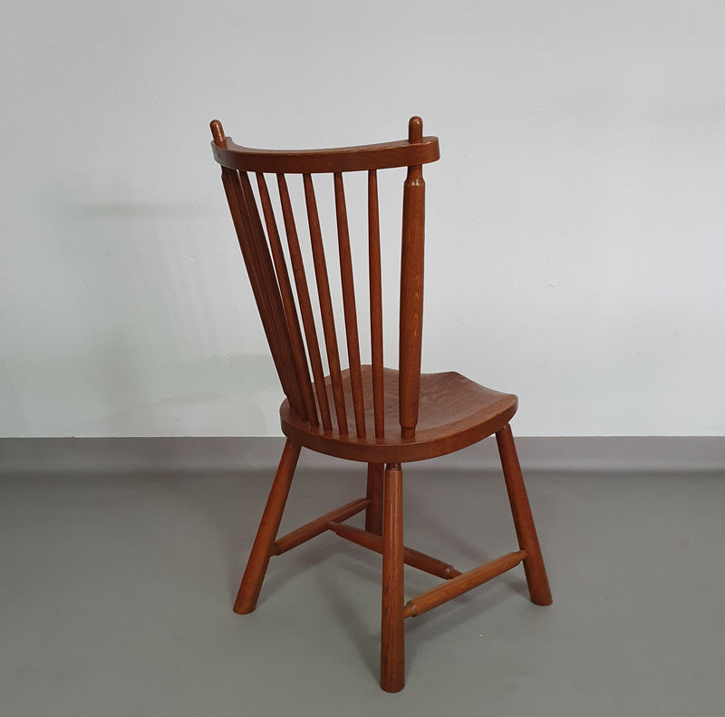 De Ster Geldermalsen Spindle Back dining chair 6 x in solid Oak. With a small carved decoration in the back rest.
1960s