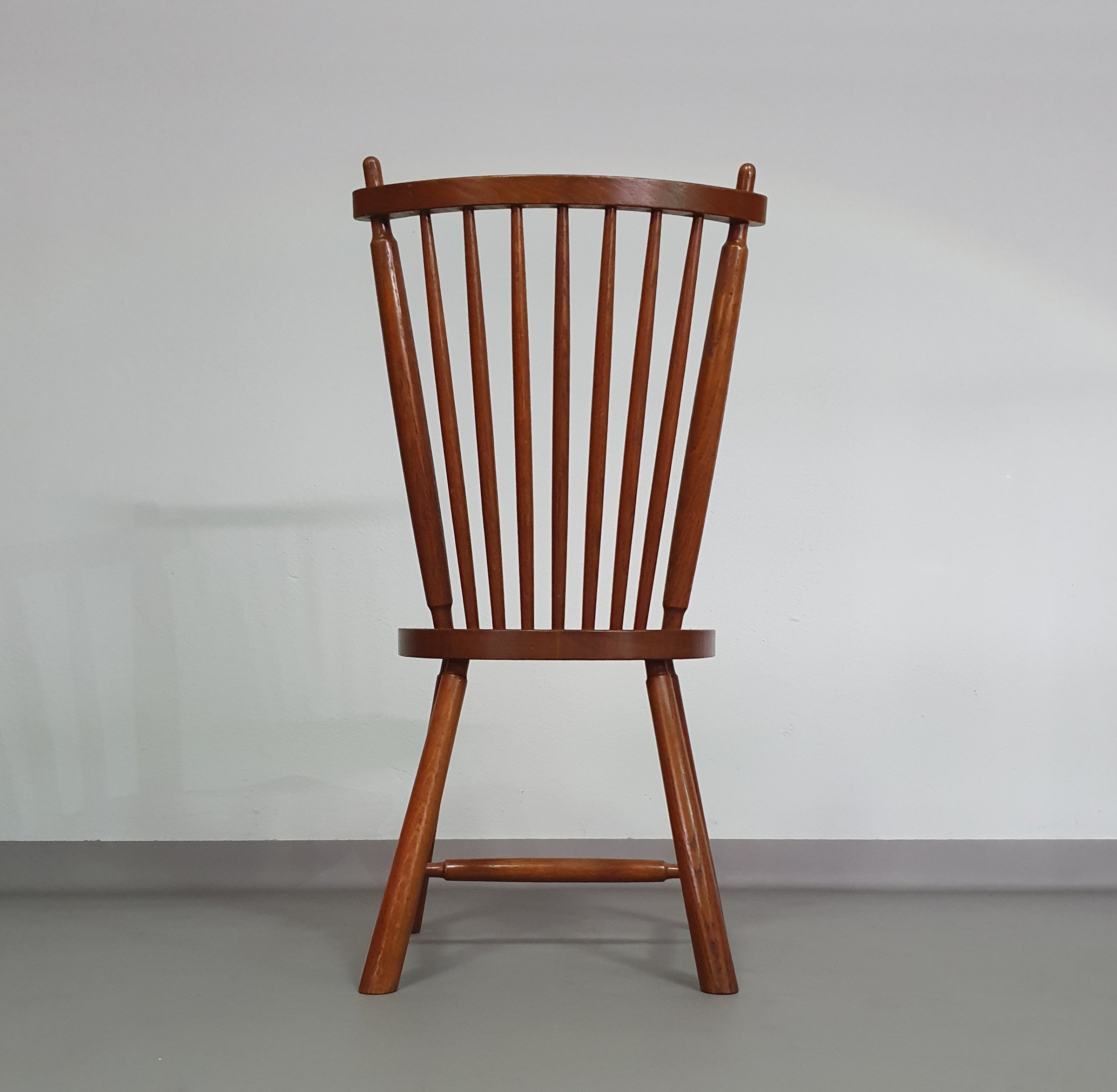 De Ster Geldermalsen Spindle Back dining chair 6 x in solid Oak. With a small carved decoration in the back rest.
1960s