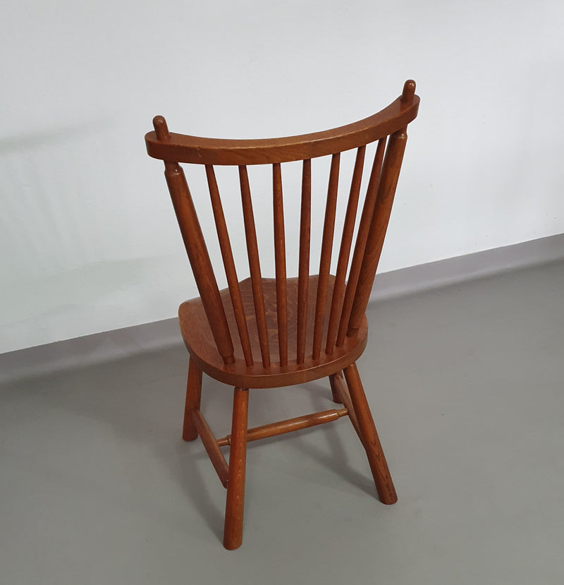 De Ster Geldermalsen Spindle Back dining chair 6 x in solid Oak. With a small carved decoration in the back rest.
1960s