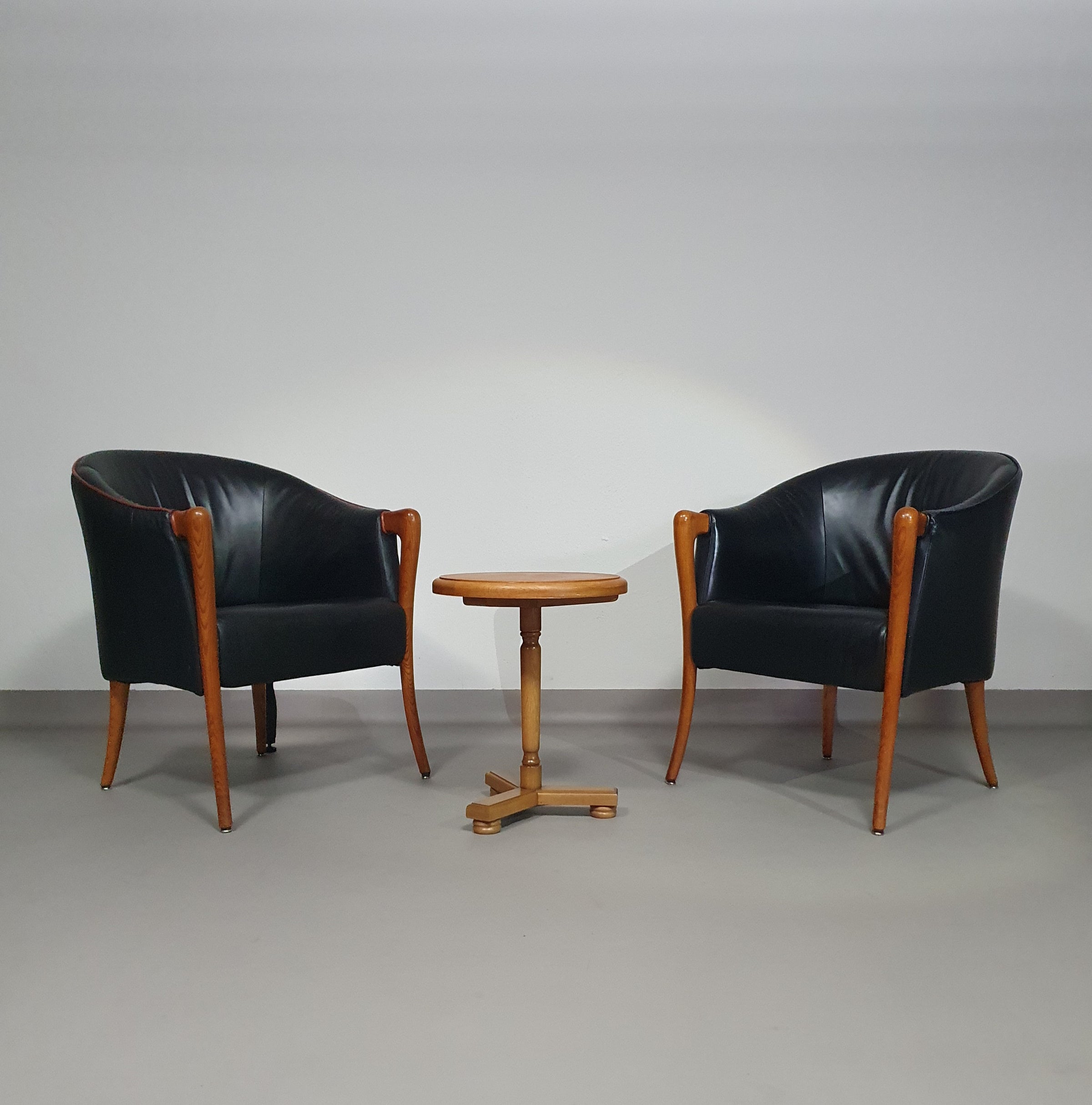 Armchairs in Walnut and Leather in / Italy 1980s, Set of 2