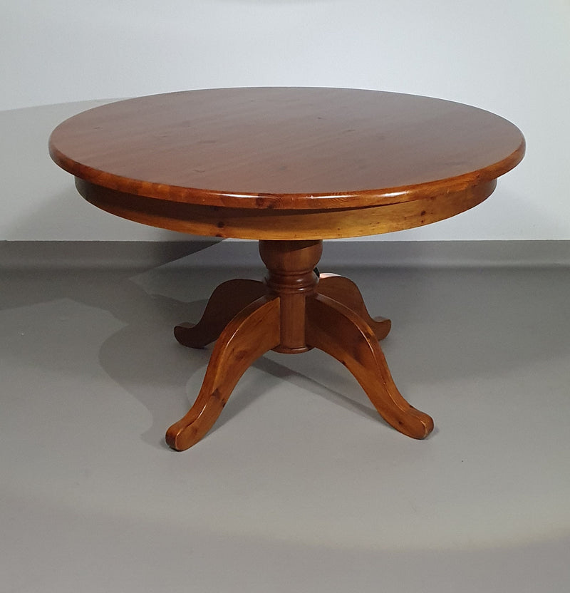 70s Pine wood dining table / wood column leg table in 4-leg design with round top 
Width 125 cm
Height 75 cm