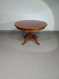 70s Pine wood dining table / wood column leg table in 4-leg design with round top 
Width 125 cm
Height 75 cm