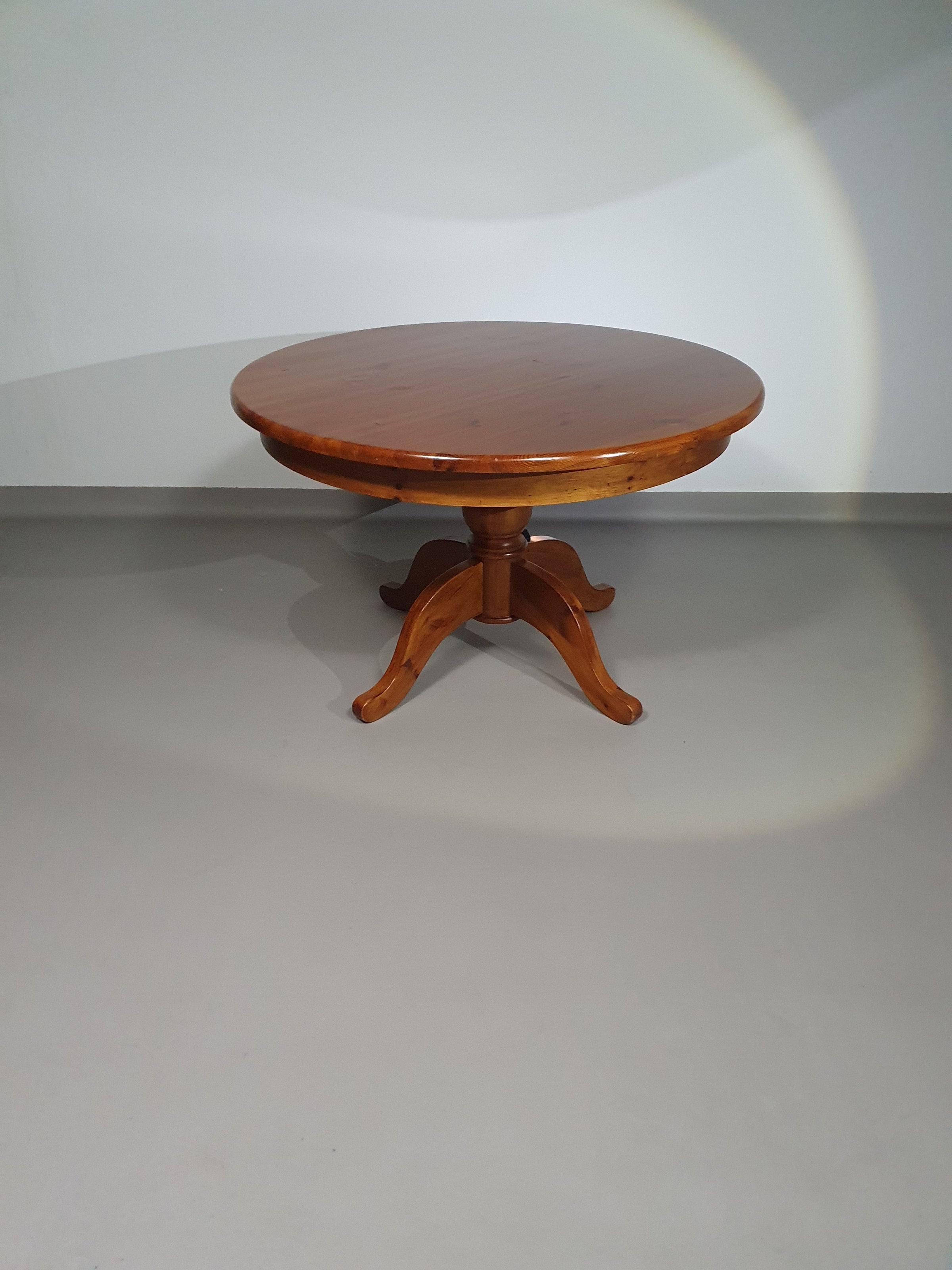 70s Pine wood dining table / wood column leg table in 4-leg design with round top 
Width 125 cm
Height 75 cm