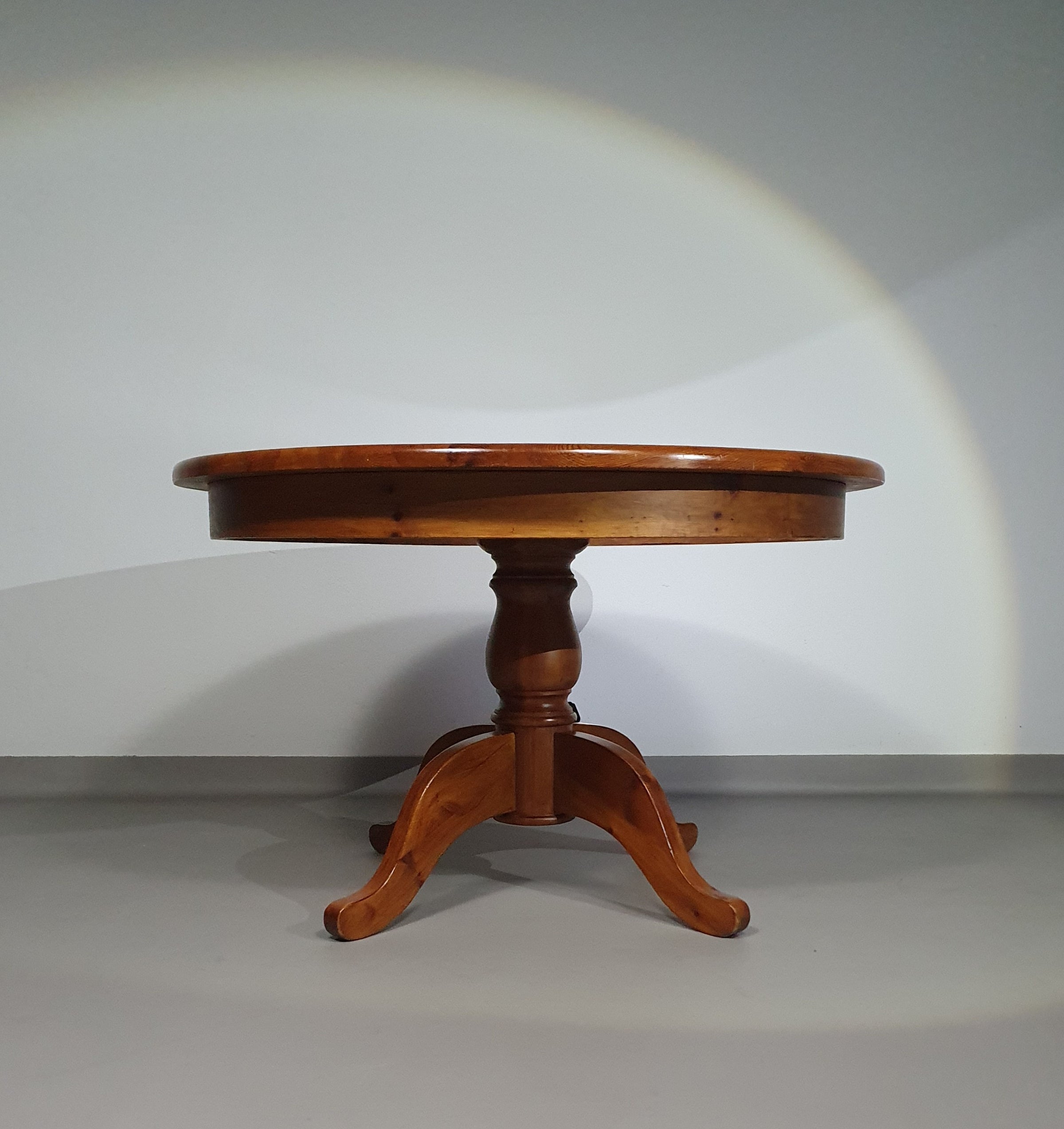 70s Pine wood dining table / wood column leg table in 4-leg design with round top 
Width 125 cm
Height 75 cm