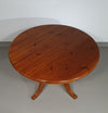 70s Pine wood dining table / wood column leg table in 4-leg design with round top 
Width 125 cm
Height 75 cm