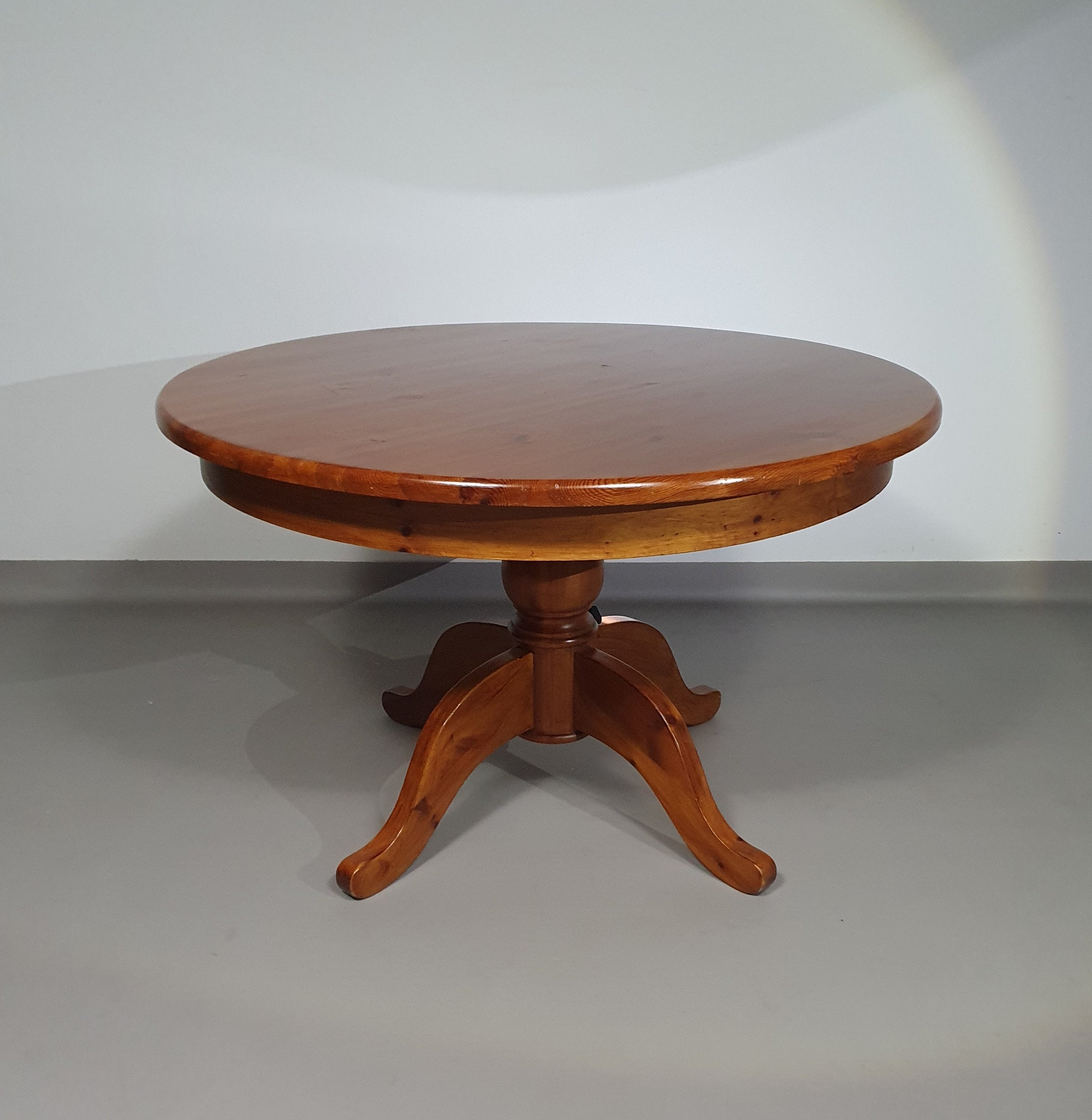 70s Pine wood dining table / wood column leg table in 4-leg design with round top 
Width 125 cm
Height 75 cm