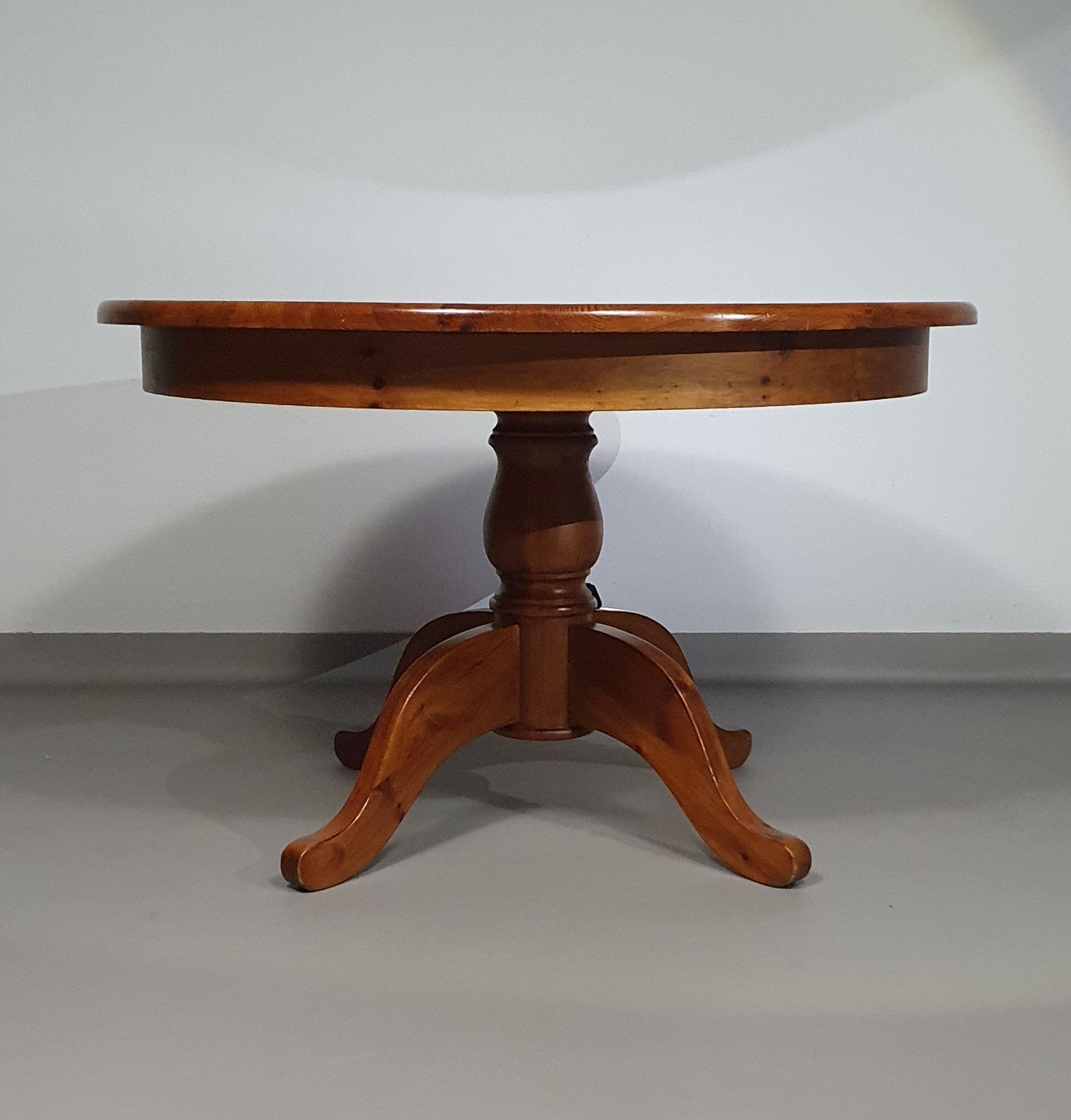 70s Pine wood dining table / wood column leg table in 4-leg design with round top 
Width 125 cm
Height 75 cm