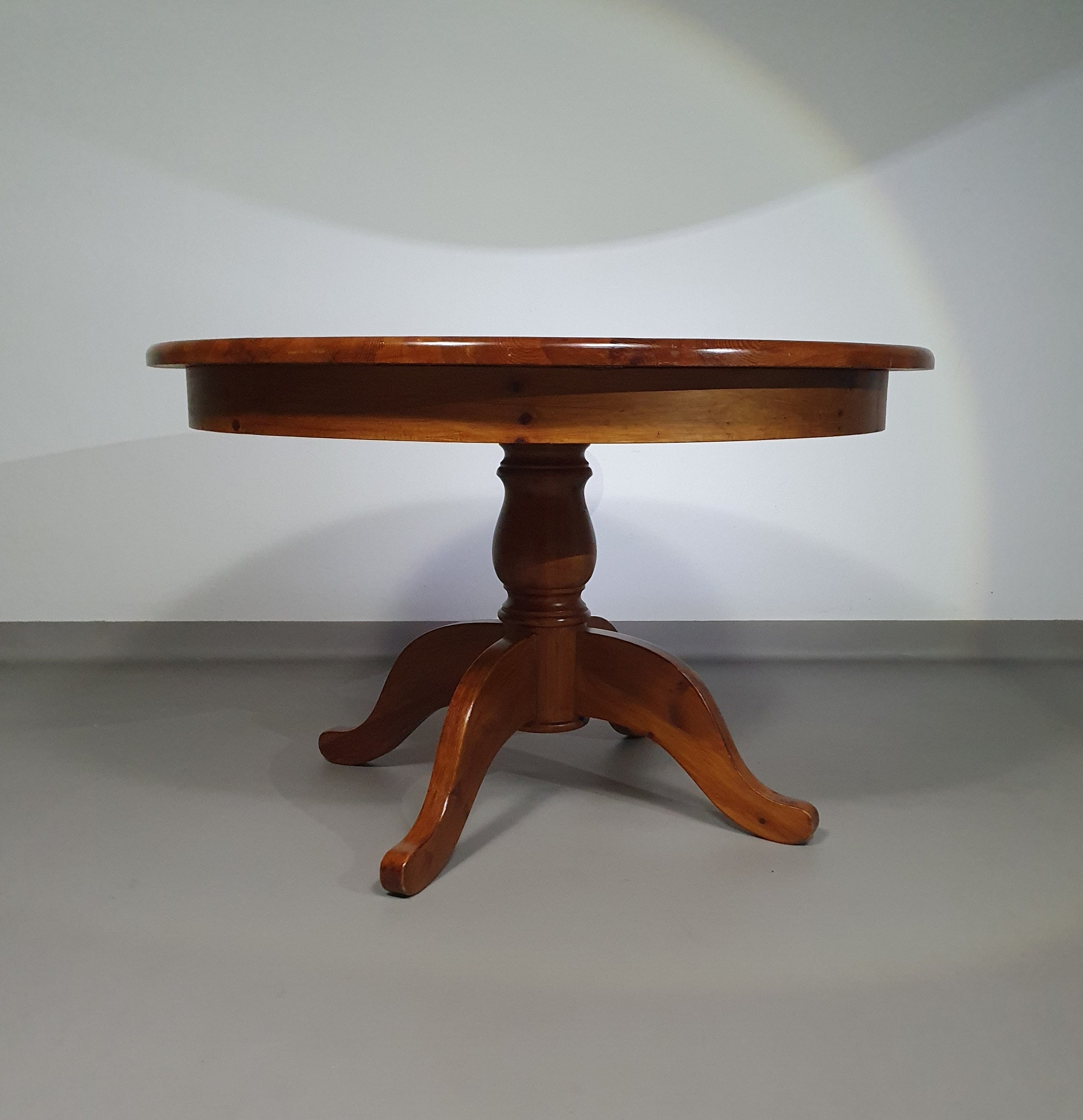 70s Pine wood dining table / wood column leg table in 4-leg design with round top 
Width 125 cm
Height 75 cm