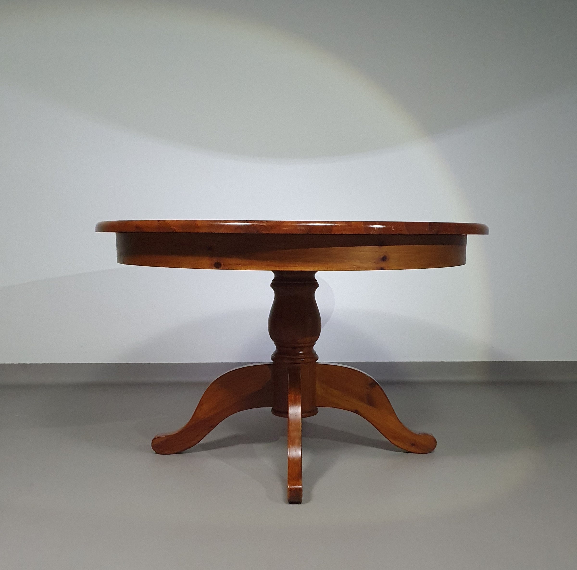 70s Pine wood dining table / wood column leg table in 4-leg design with round top 
Width 125 cm
Height 75 cm