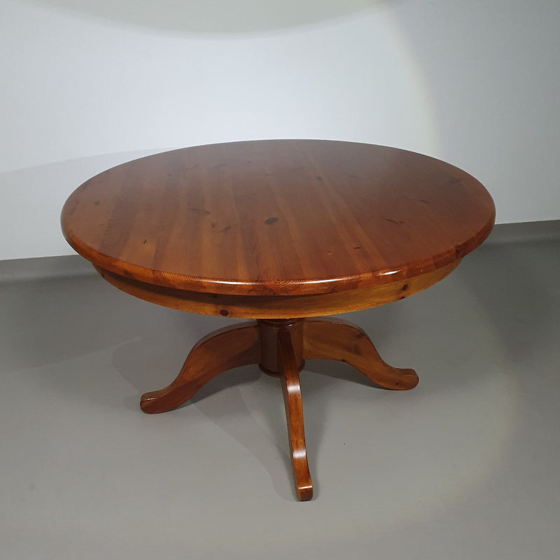 70s Pine wood dining table / wood column leg table in 4-leg design with round top 
Width 125 cm
Height 75 cm