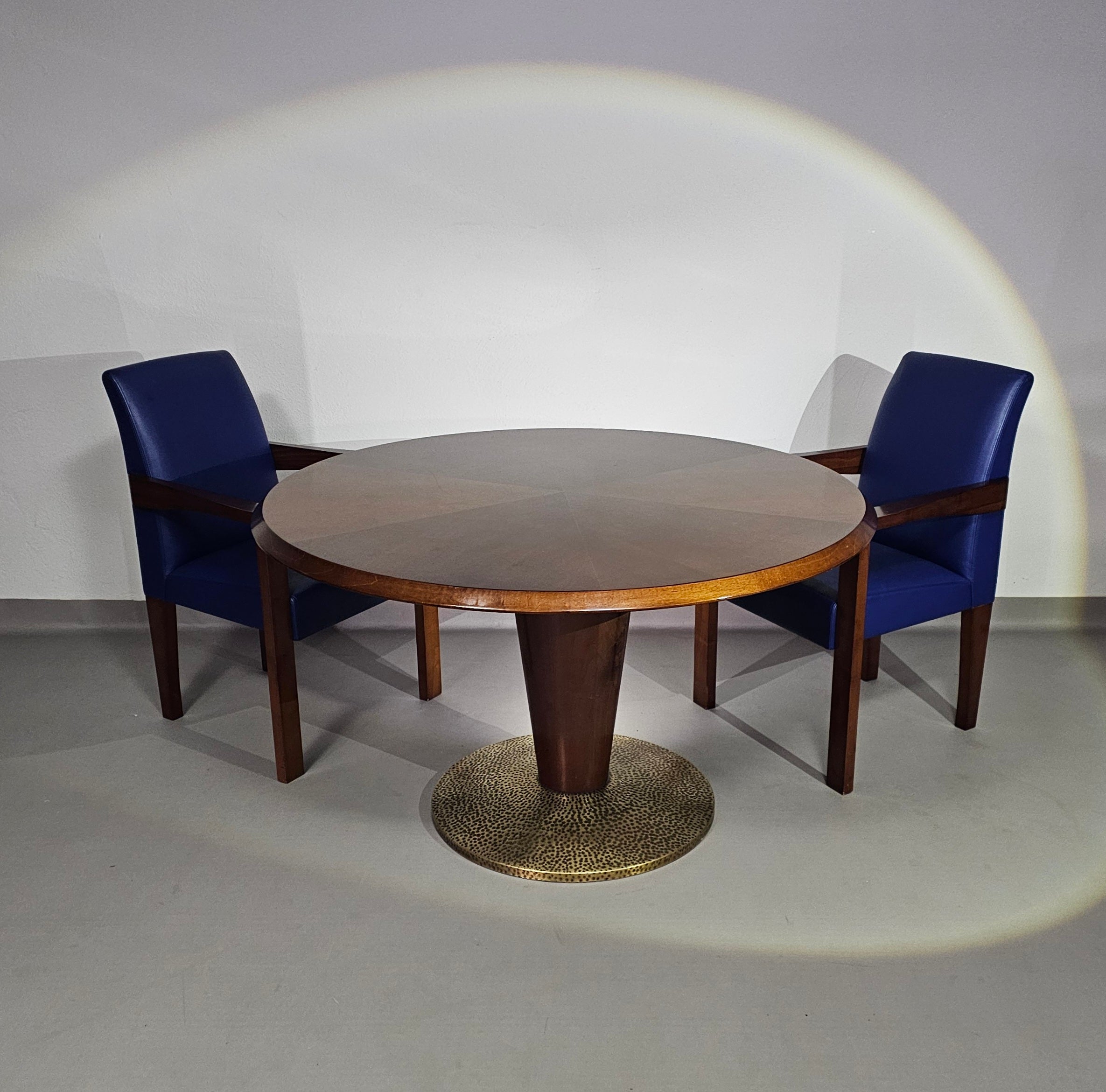 Round Table / Hugues Chevalier