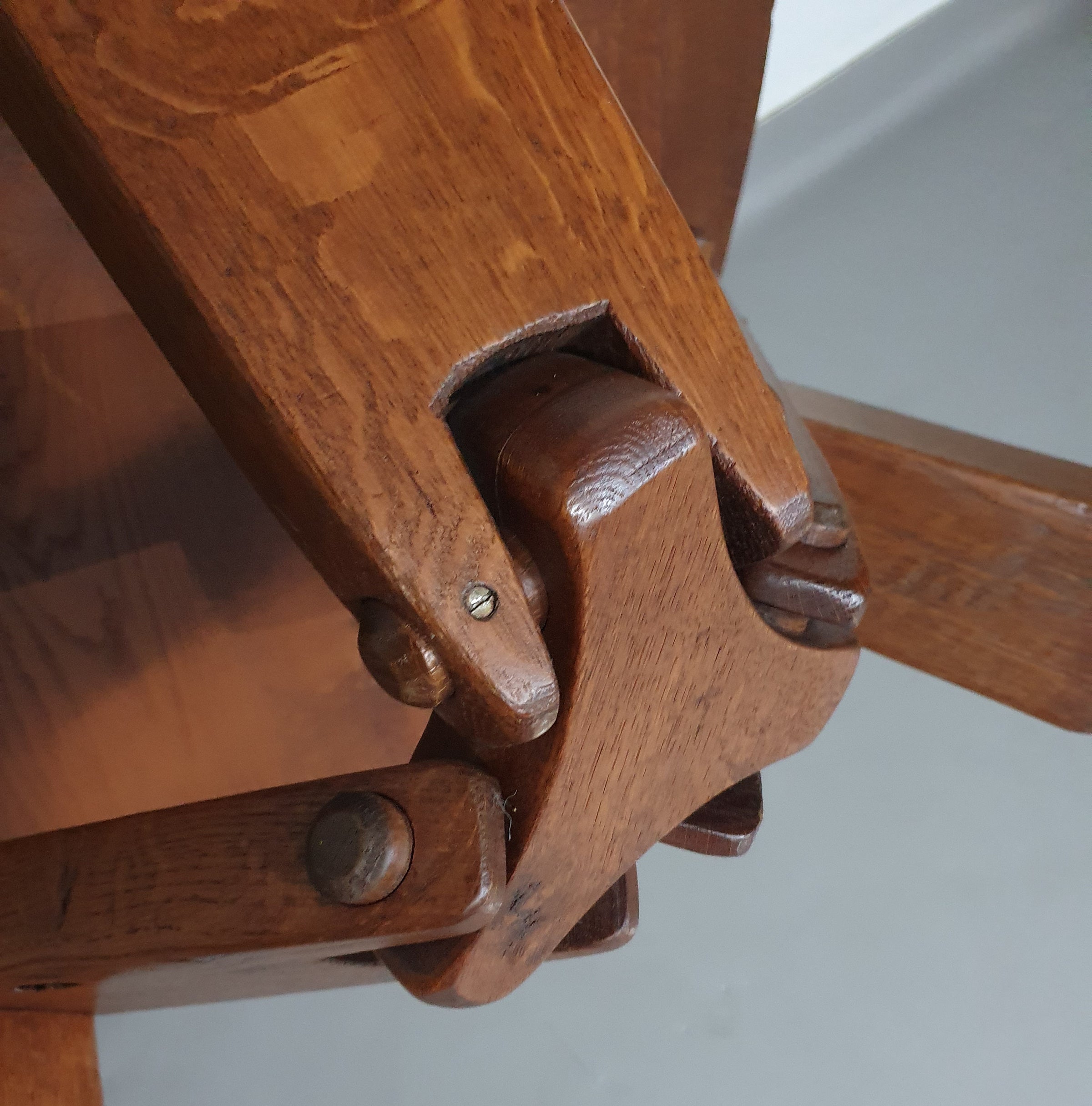 Height adjustable, round, oak coffee table 1960s