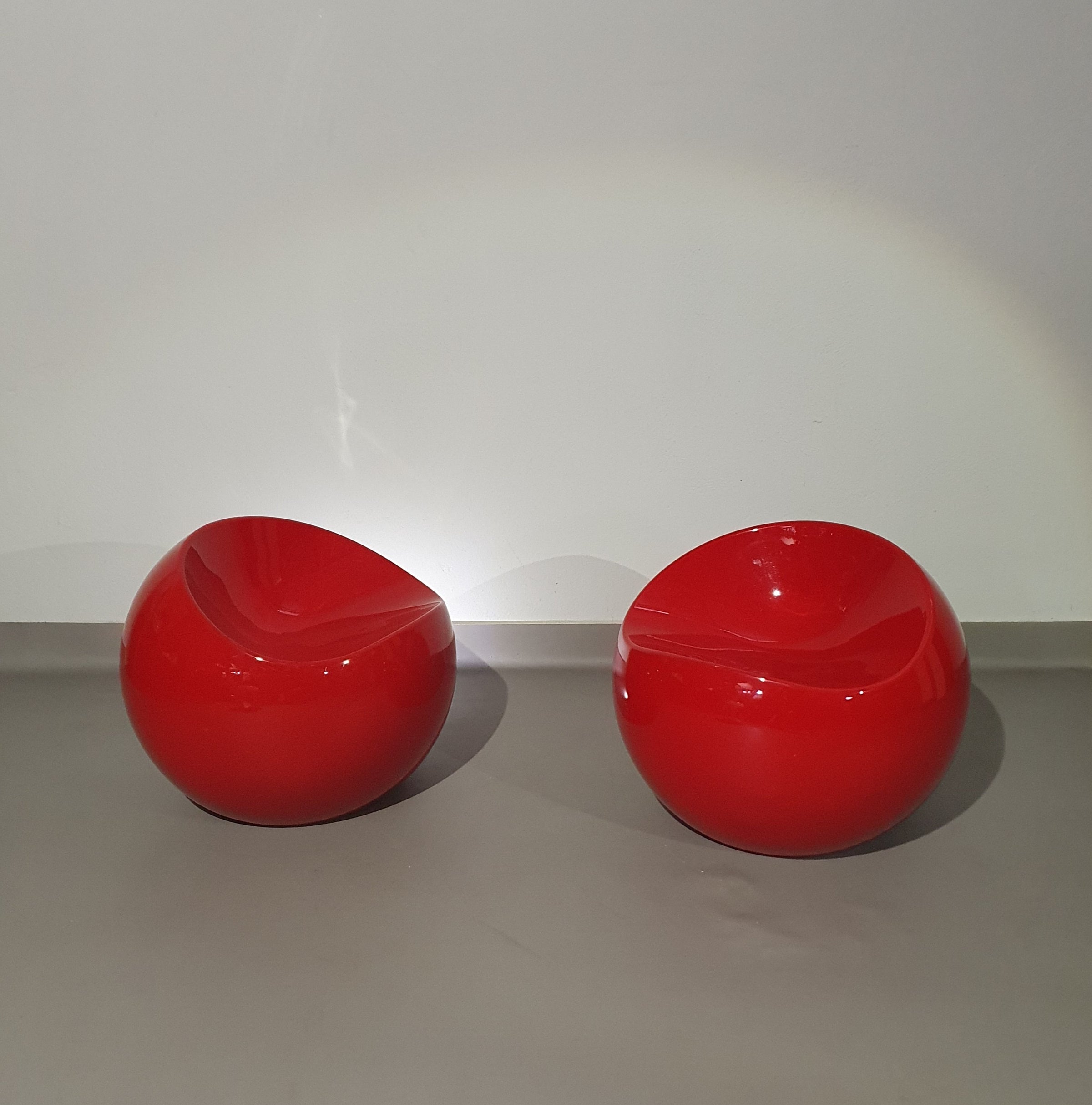 Dupont Finn Stone ball chairs / "Colani"  side table