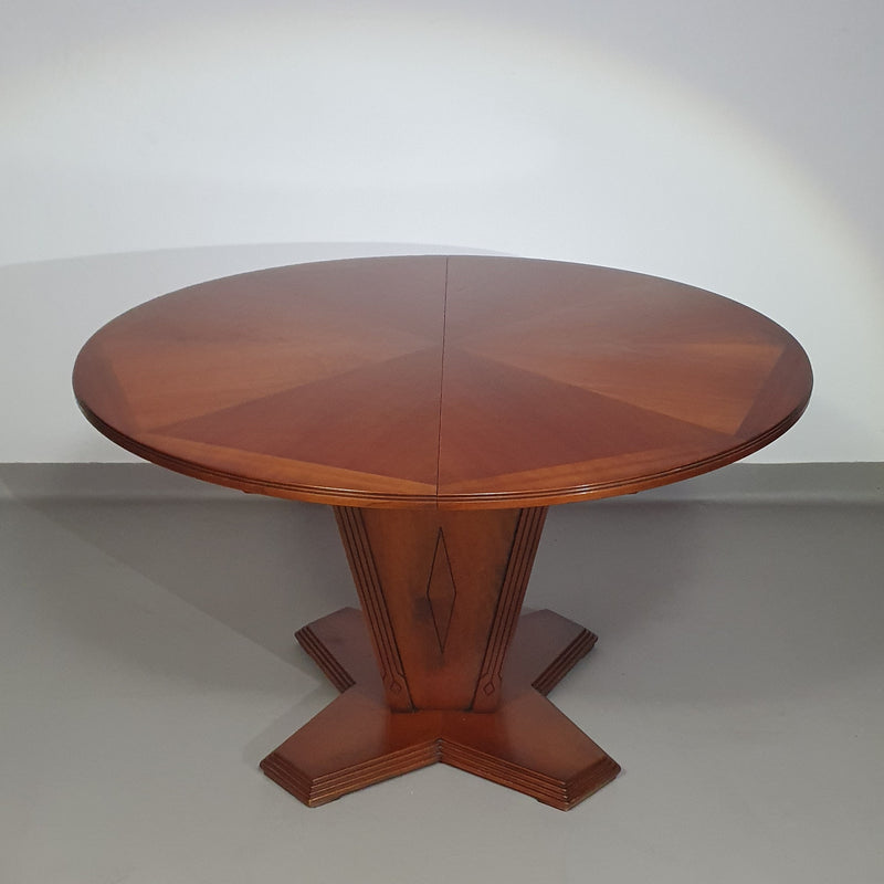 Extendable Art Deco dining table
1970s