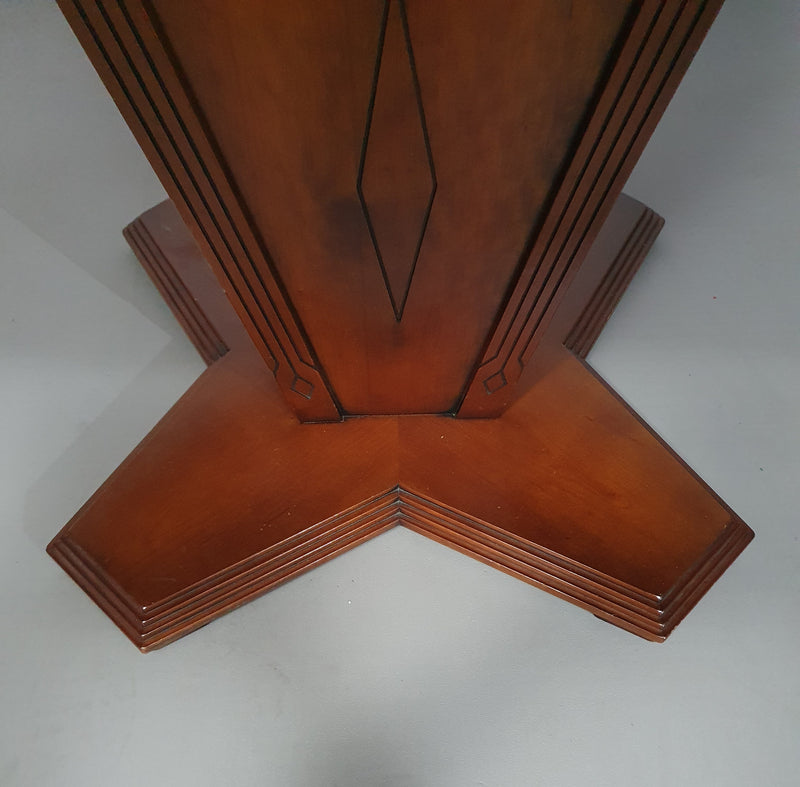 Extendable Art Deco dining table
1970s