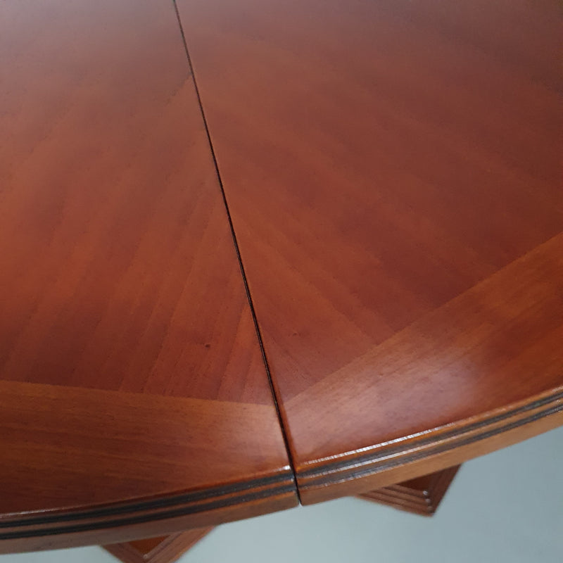 Extendable Art Deco dining table
1970s