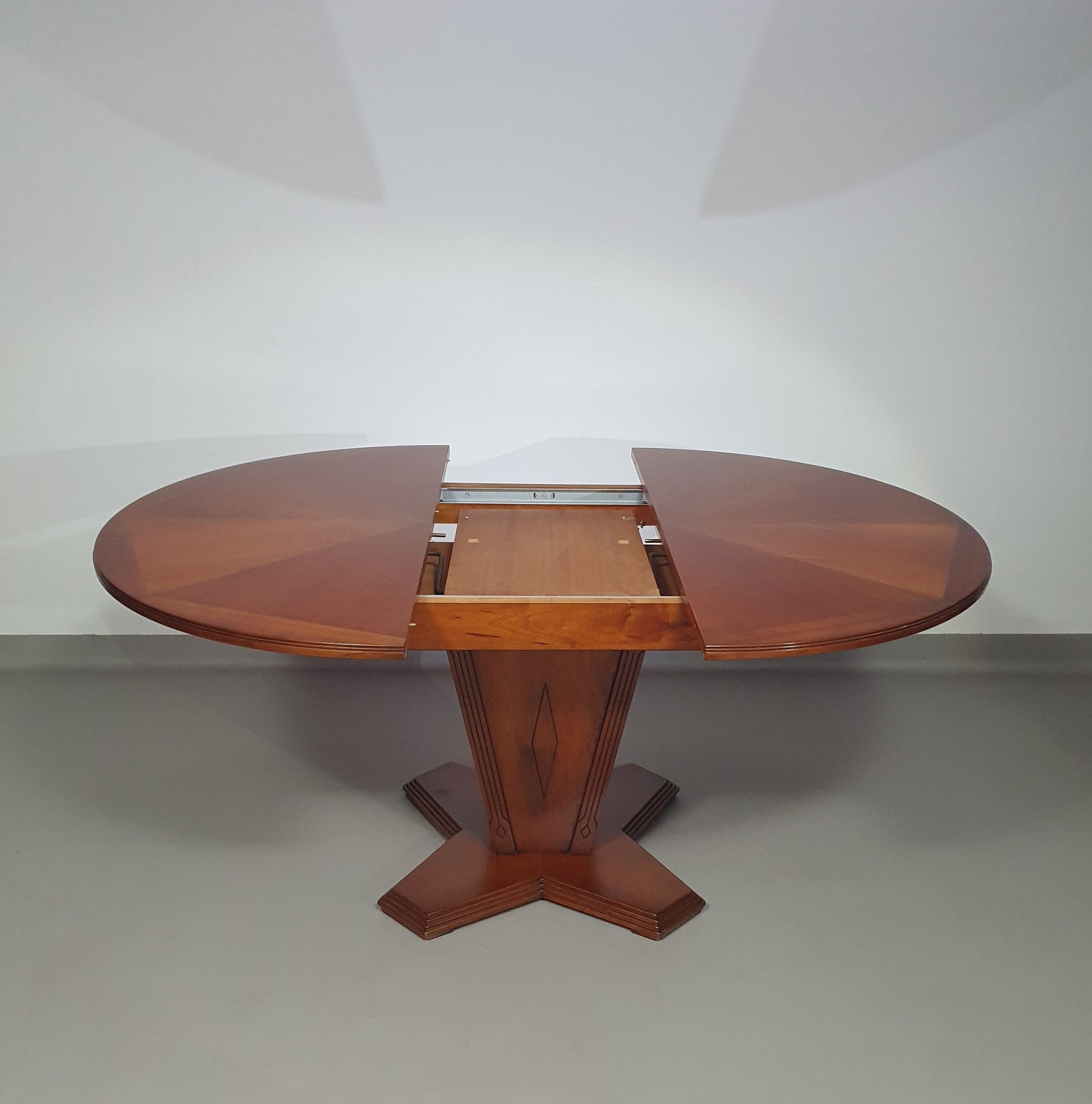 Extendable Art Deco dining table
1970s