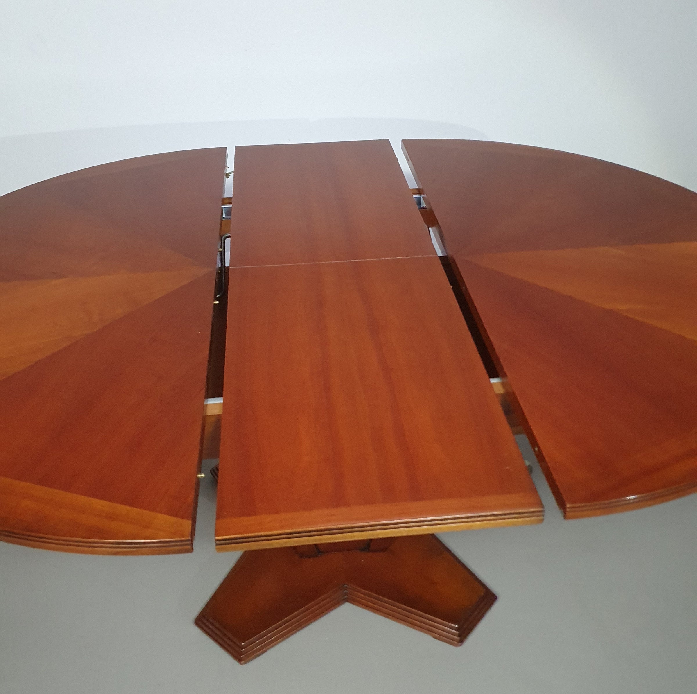 Extendable Art Deco dining table
1970s