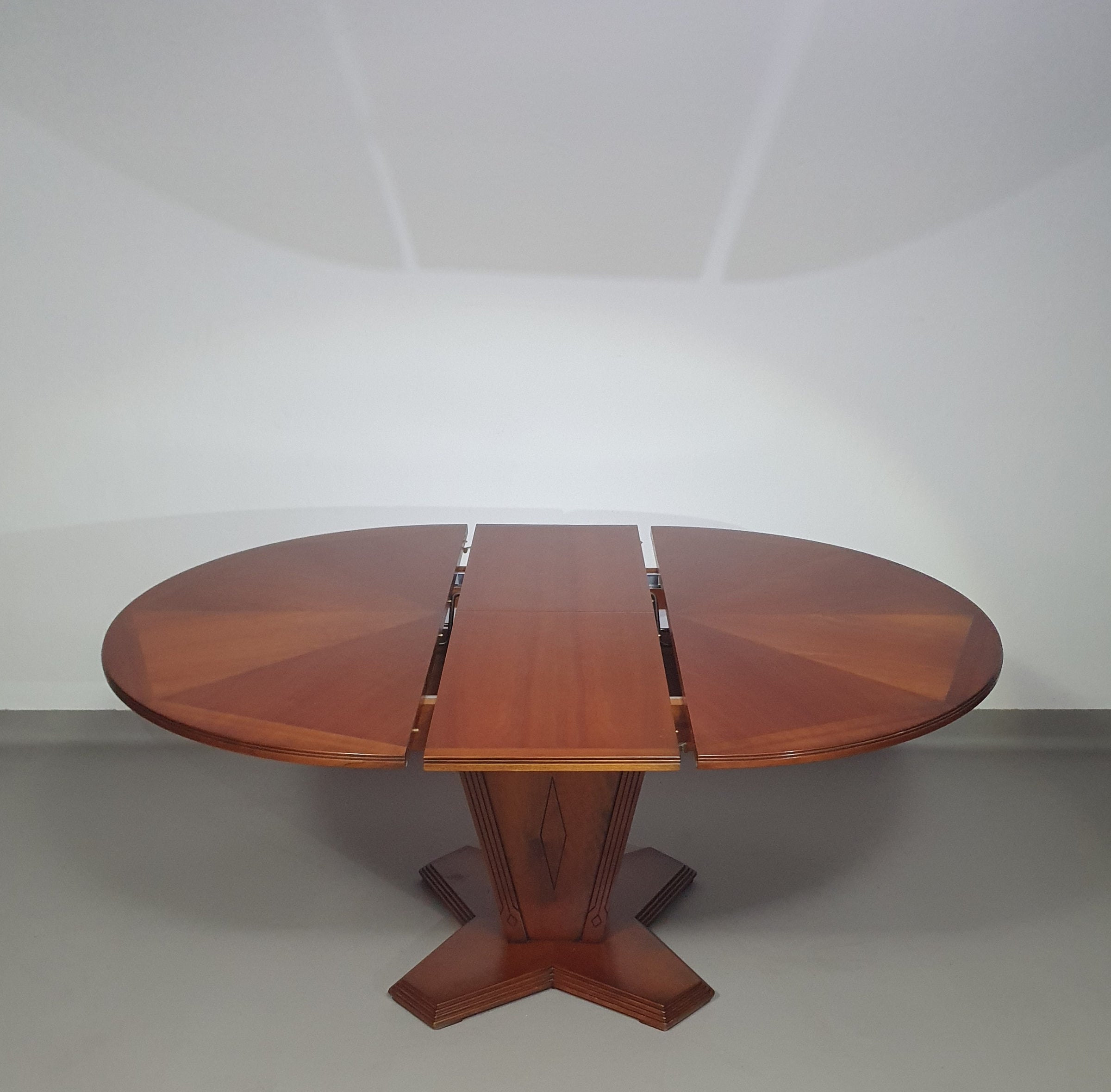 Extendable Art Deco dining table
1970s