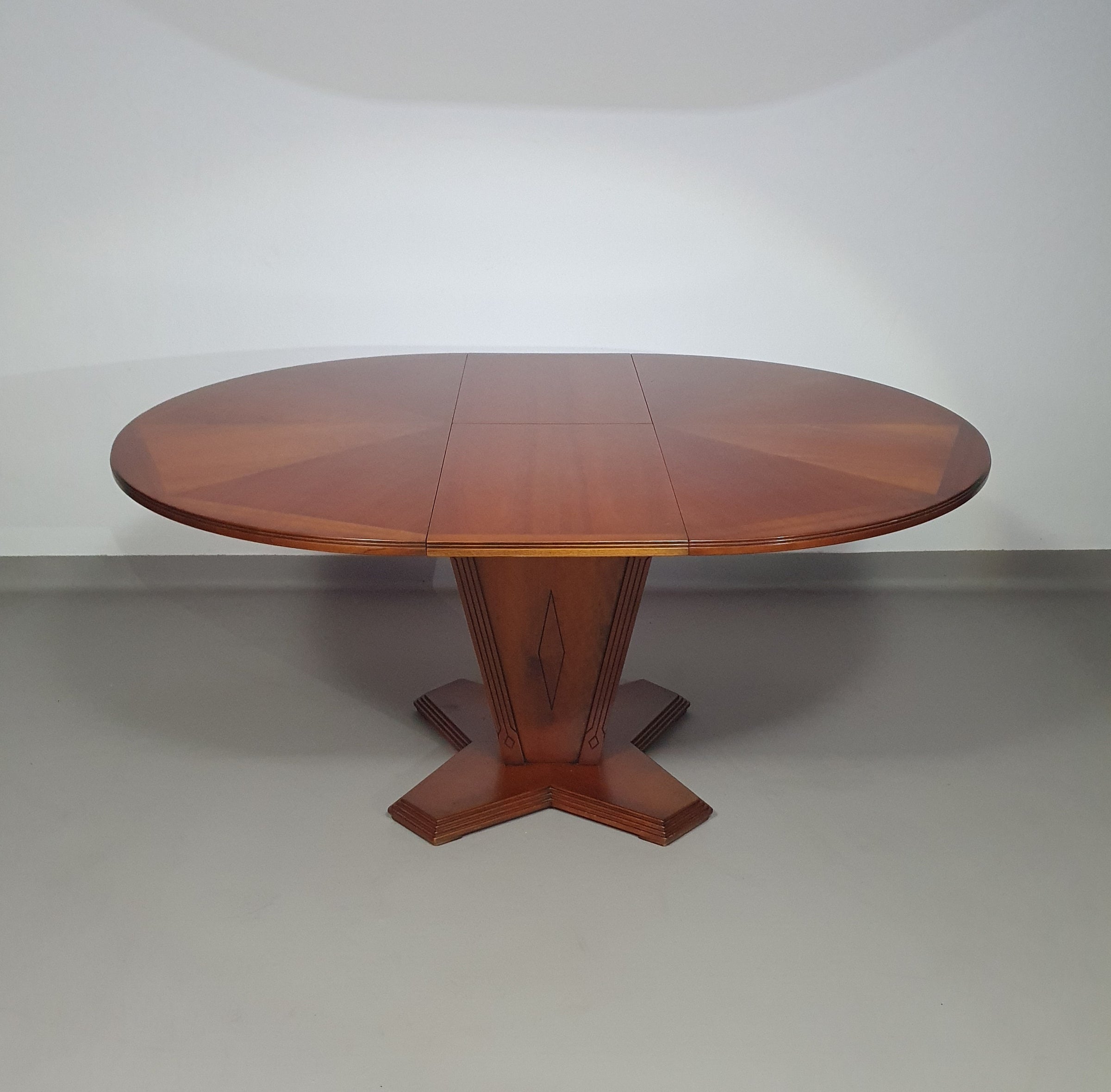 Extendable Art Deco dining table
1970s