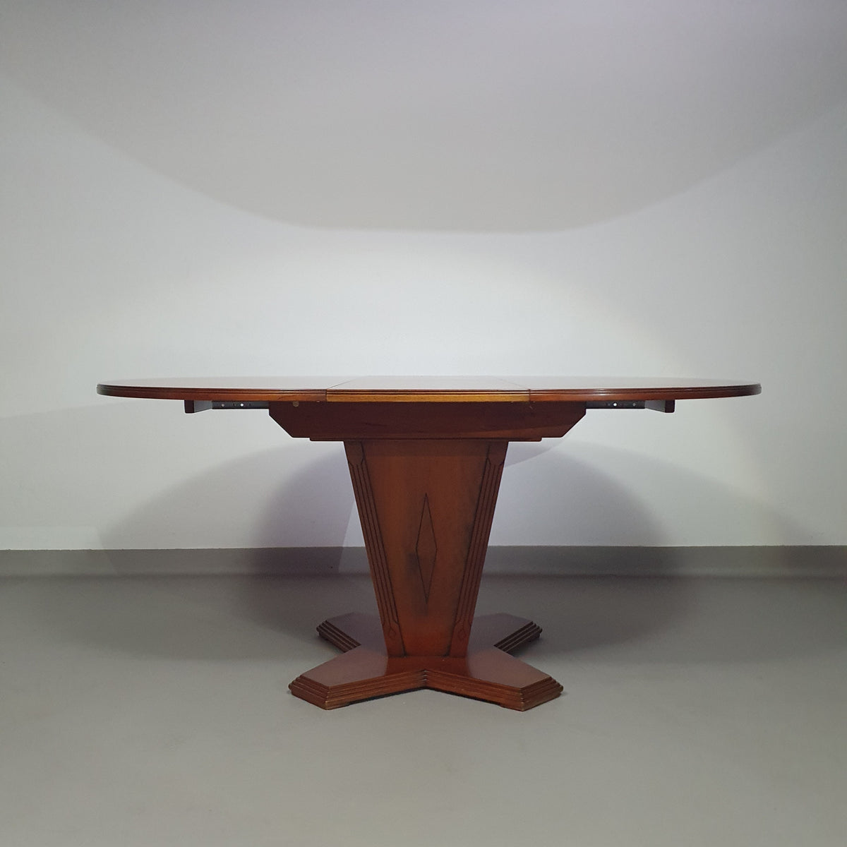 Extendable Art Deco dining table
1970s
