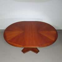 Extendable Art Deco dining table
1970s