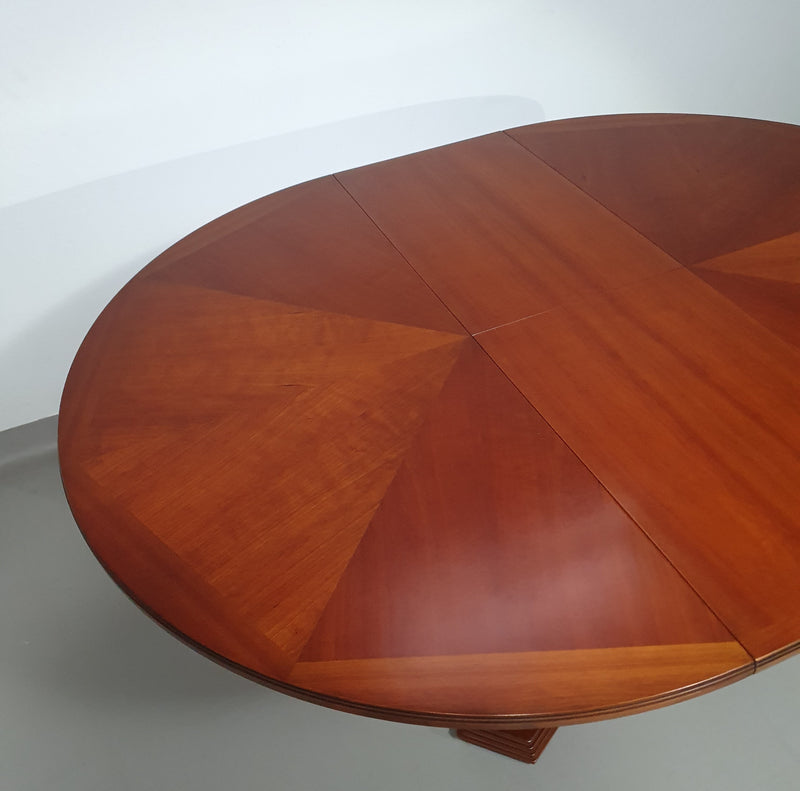 Extendable Art Deco dining table
1970s