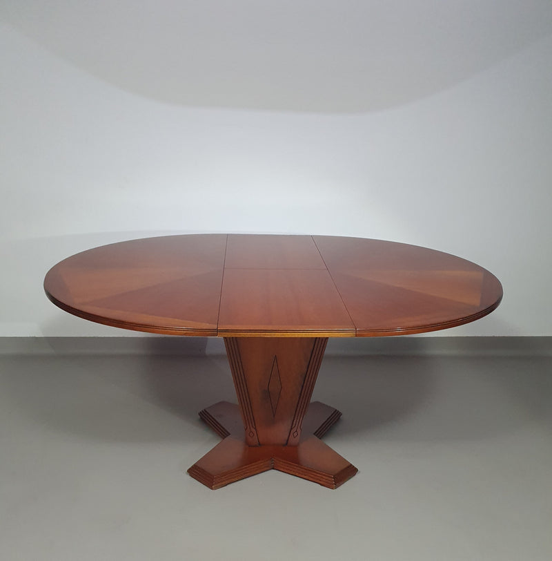 Extendable Art Deco dining table
1970s