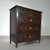 Particularly cool English chest of drawers / chest of drawers. Dated (Charles 2 era). Made of solid oak with beautiful patina.