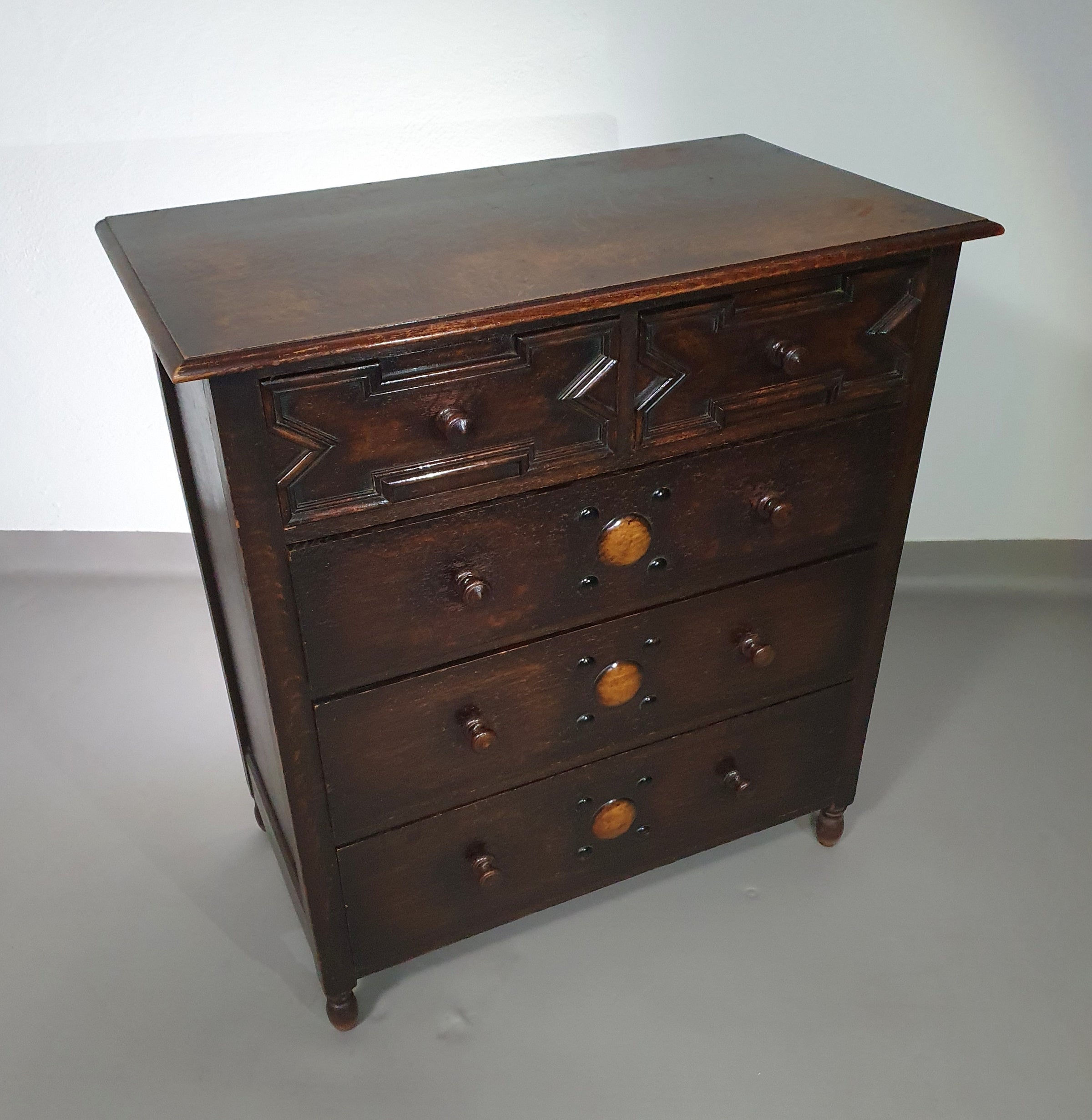 Particularly cool English chest of drawers / chest of drawers. Dated (Charles 2 era). Made of solid oak with beautiful patina.