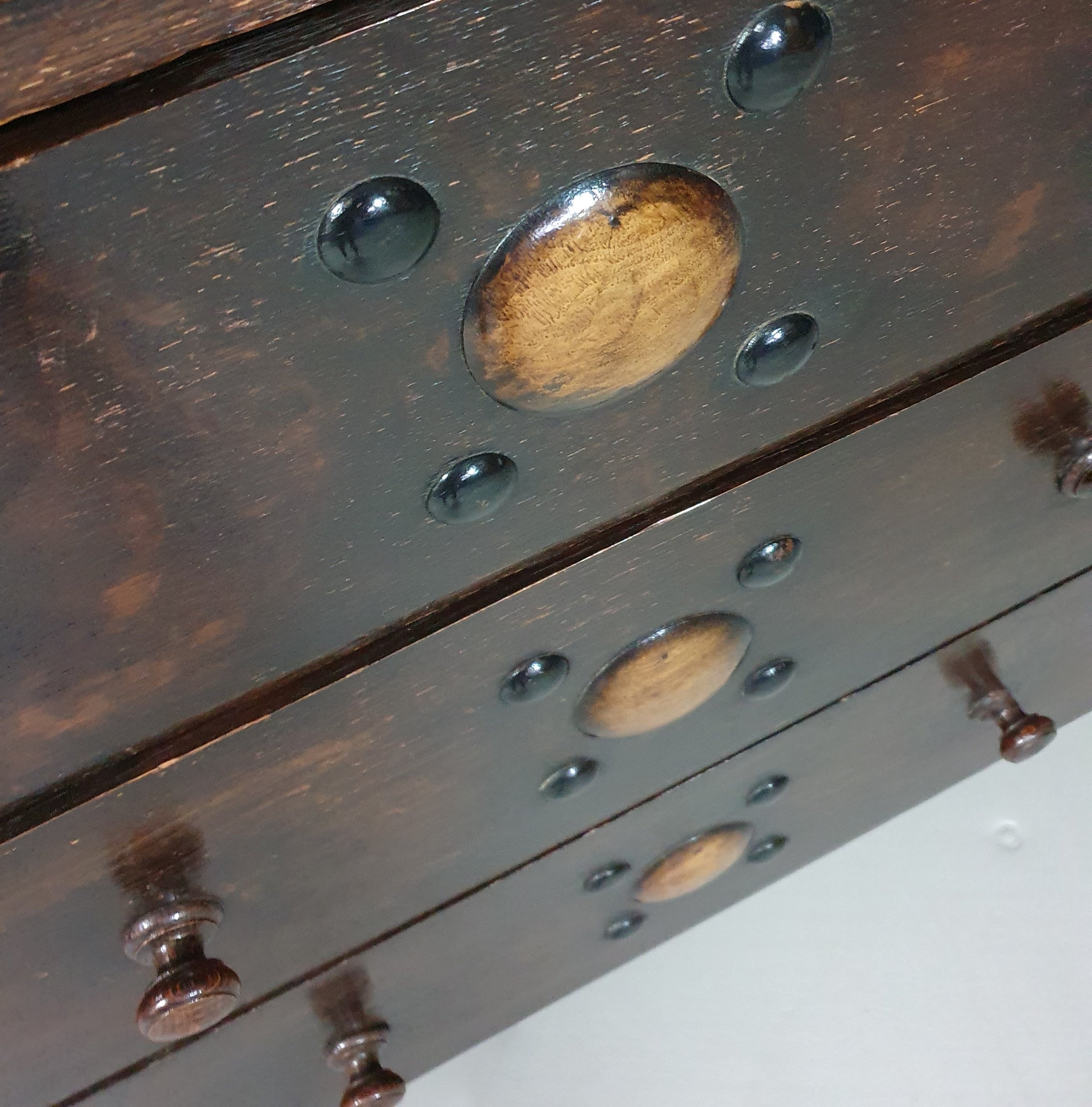 Particularly cool English chest of drawers / chest of drawers. Dated (Charles 2 era). Made of solid oak with beautiful patina.