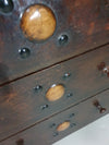 Particularly cool English chest of drawers / chest of drawers. Dated (Charles 2 era). Made of solid oak with beautiful patina.