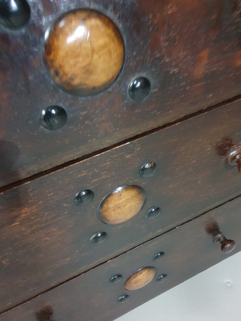 Particularly cool English chest of drawers / chest of drawers. Dated (Charles 2 era). Made of solid oak with beautiful patina.