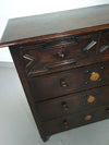 Particularly cool English chest of drawers / chest of drawers. Dated (Charles 2 era). Made of solid oak with beautiful patina.