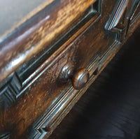 Particularly cool English chest of drawers / chest of drawers. Dated (Charles 2 era). Made of solid oak with beautiful patina.