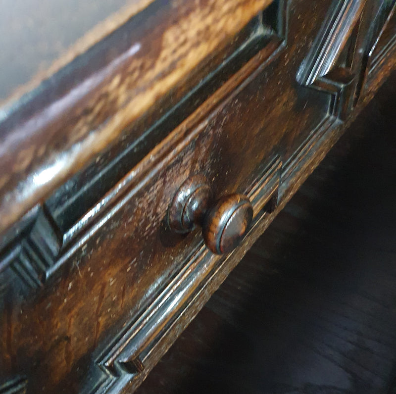 Particularly cool English chest of drawers / chest of drawers. Dated (Charles 2 era). Made of solid oak with beautiful patina.