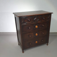 Particularly cool English chest of drawers / chest of drawers. Dated (Charles 2 era). Made of solid oak with beautiful patina.