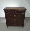 Particularly cool English chest of drawers / chest of drawers. Dated (Charles 2 era). Made of solid oak with beautiful patina.