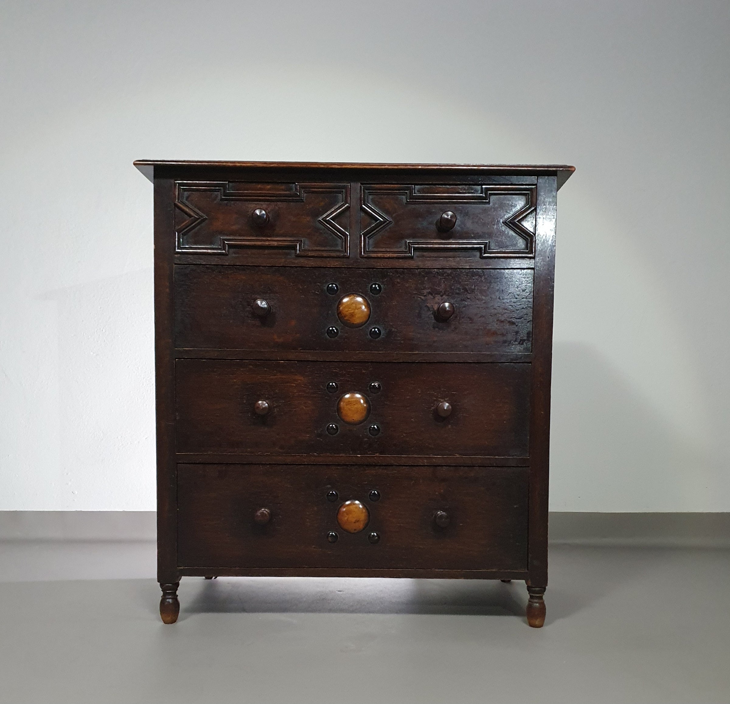 Particularly cool English chest of drawers / chest of drawers. Dated (Charles 2 era). Made of solid oak with beautiful patina.