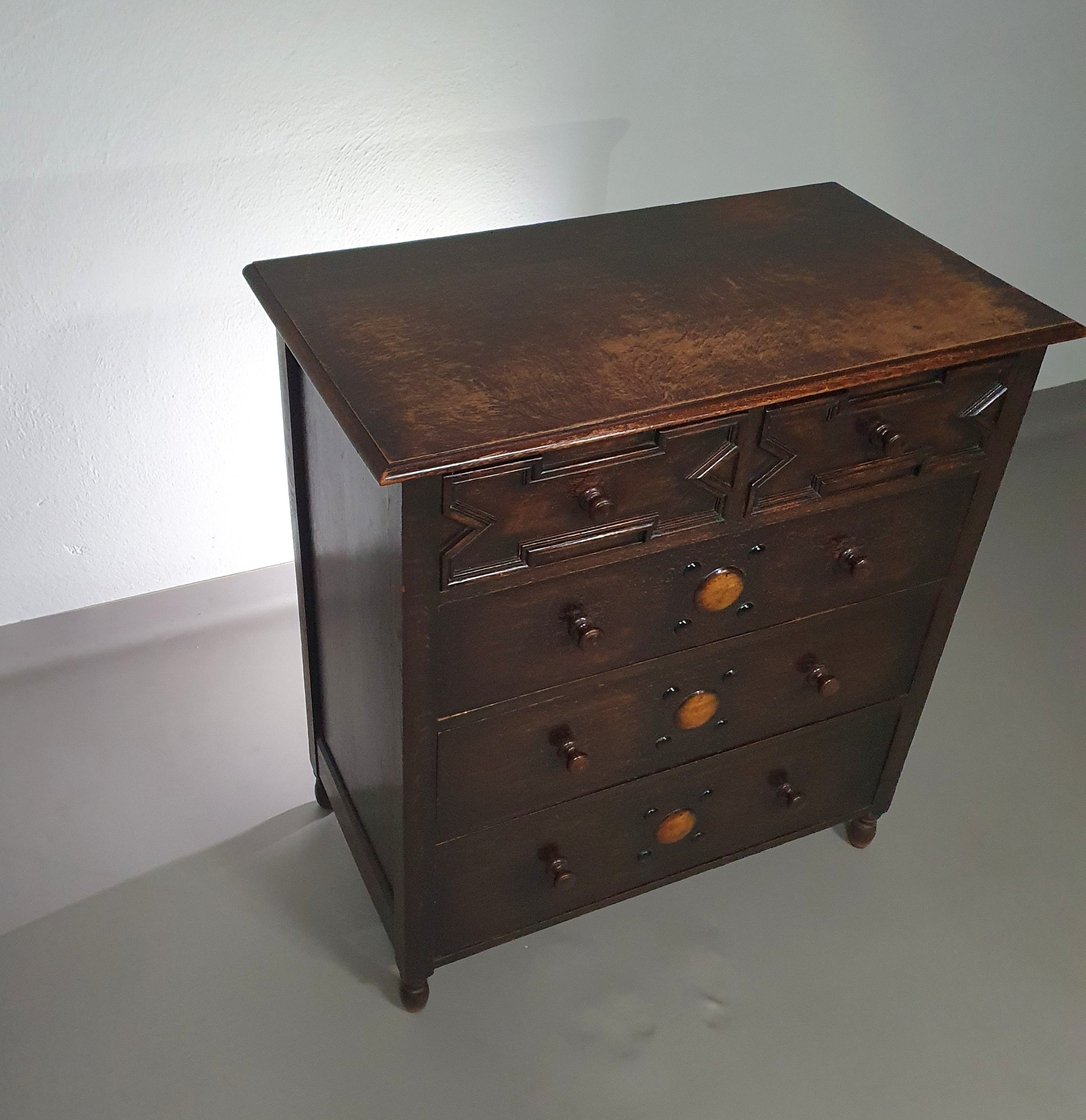 Particularly cool English chest of drawers / chest of drawers. Dated (Charles 2 era). Made of solid oak with beautiful patina.