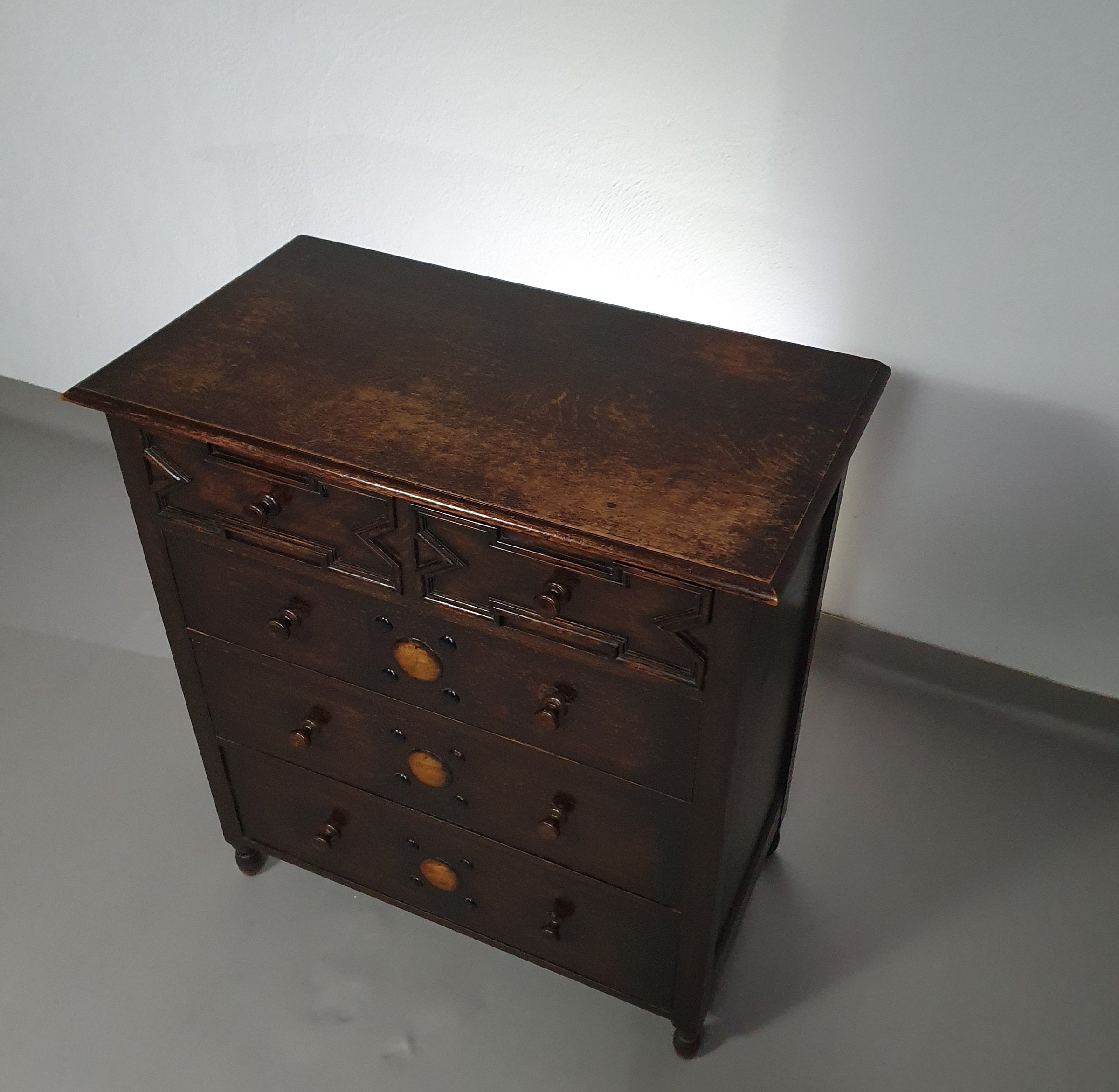 Particularly cool English chest of drawers / chest of drawers. Dated (Charles 2 era). Made of solid oak with beautiful patina.