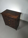 Particularly cool English chest of drawers / chest of drawers. Dated (Charles 2 era). Made of solid oak with beautiful patina.