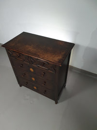 Particularly cool English chest of drawers / chest of drawers. Dated (Charles 2 era). Made of solid oak with beautiful patina.