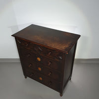 Particularly cool English chest of drawers / chest of drawers. Dated (Charles 2 era). Made of solid oak with beautiful patina.