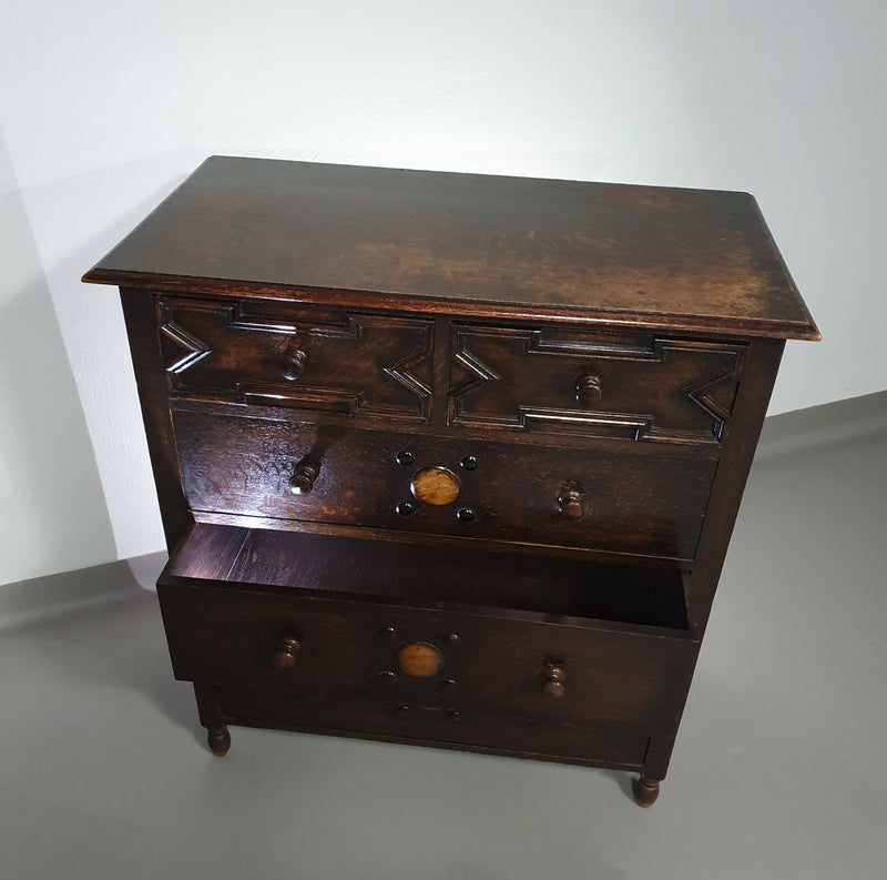 Particularly cool English chest of drawers / chest of drawers. Dated (Charles 2 era). Made of solid oak with beautiful patina.