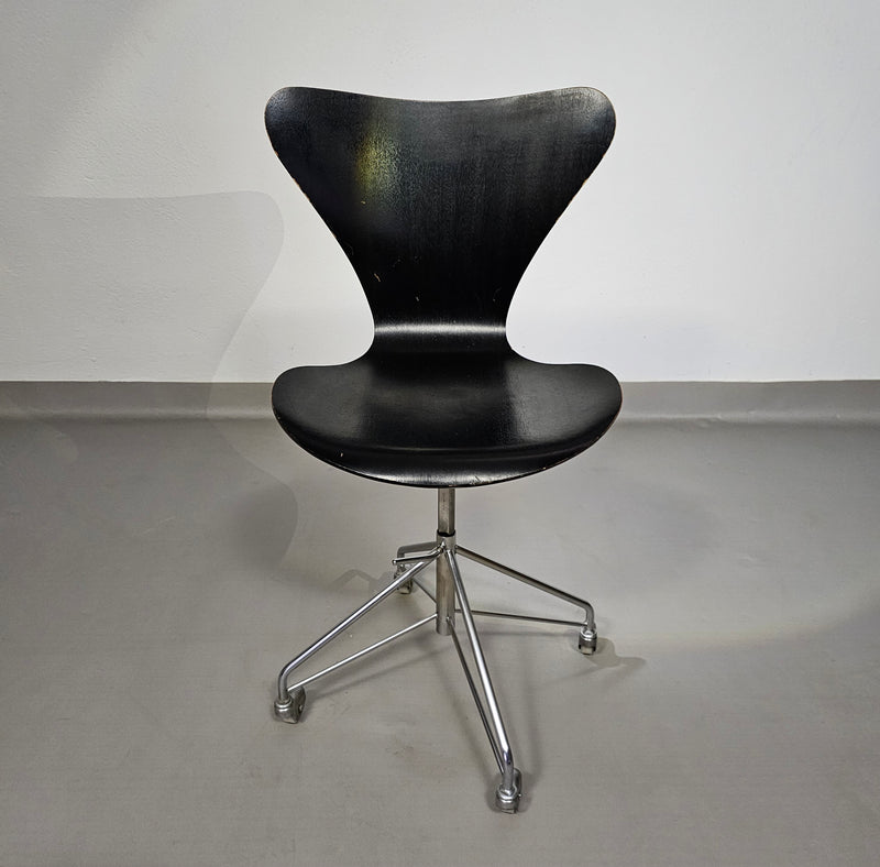 Fritz Hansen 3117 swivel chair 1950s
