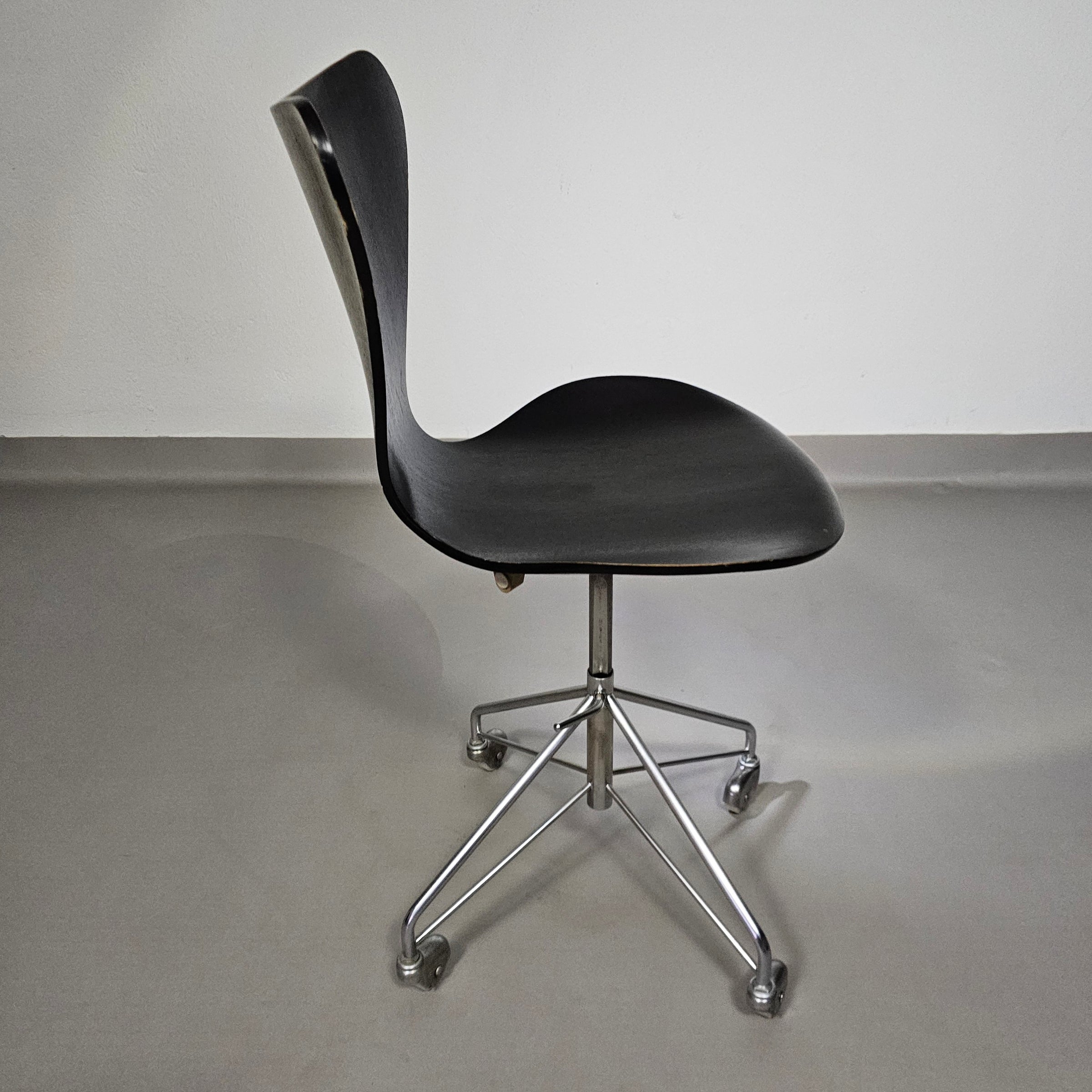 Fritz Hansen 3117 swivel chair 1950s