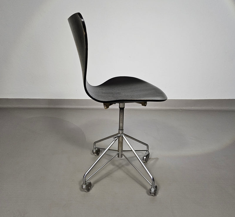 Fritz Hansen 3117 swivel chair 1950s