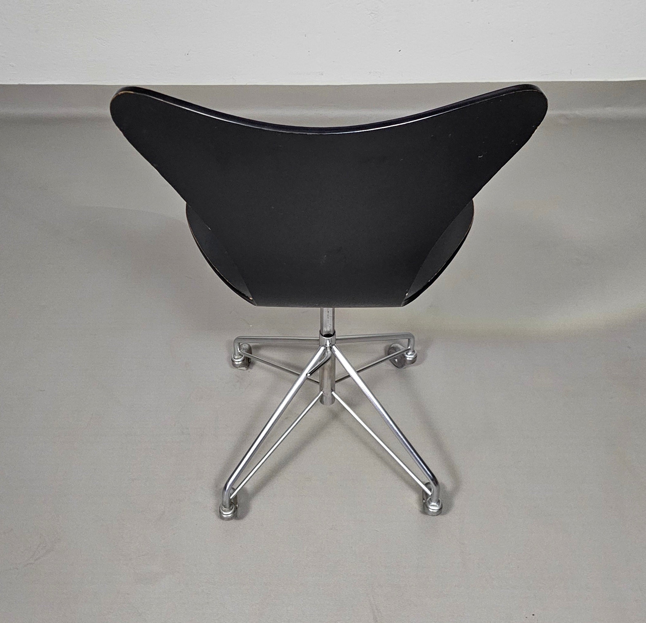 Fritz Hansen 3117 swivel chair 1950s