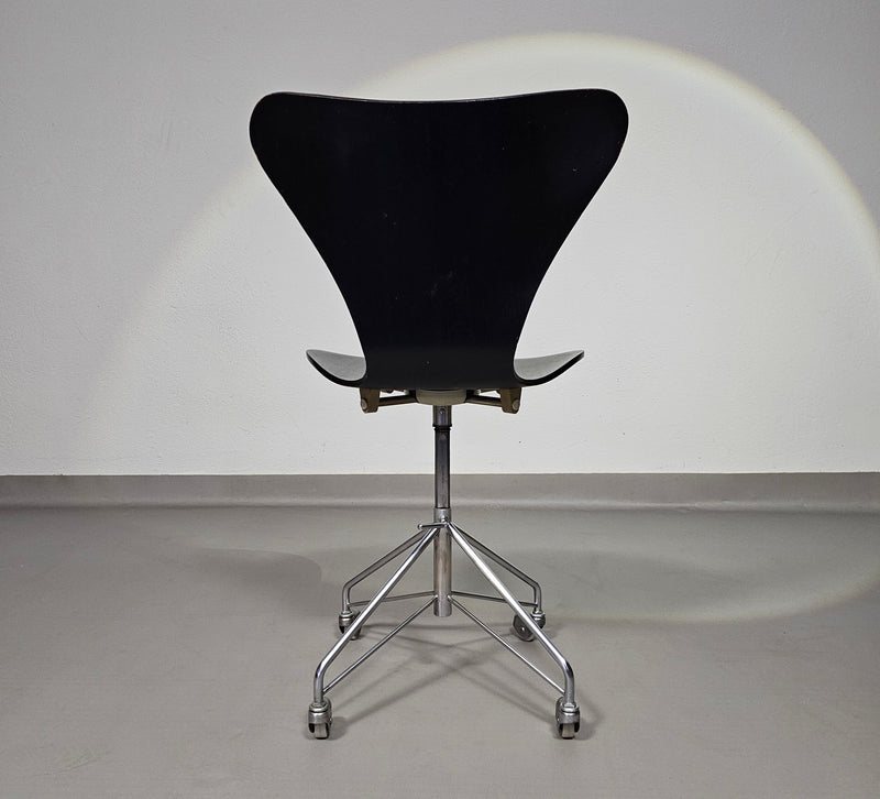 Fritz Hansen 3117 swivel chair 1950s